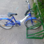 Велопарковка Дуга с установленным велосипедом